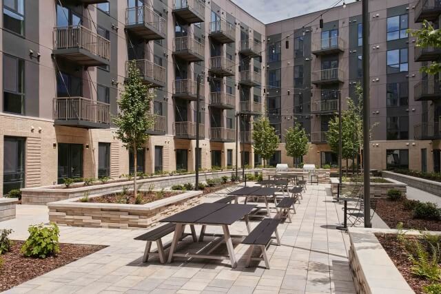 vista apartments courtyard 01 .final .websafe